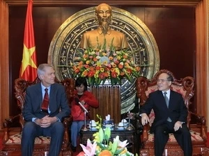 国会主席阮生雄会见丹麦驻越南大使尼尔森 